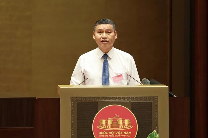 Đồng chí Hồ Kỳ Minh, Phó Chủ tịch Thường trực UBND thành phố Đà Nẵng tham luận về "Giải pháp thu hút dòng vốn chất lượng cao gắn với phát triển Khu thương mại tự do tạo động lực tăng trưởng vùng Bắc Trung Bộ và Duyên hải miền Trung". Ảnh: Quang Vinh