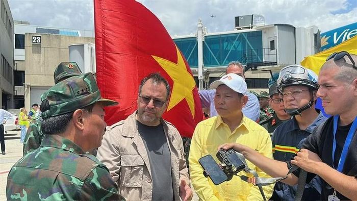 Thiếu tướng Phạm Văn Tỵ khẳng định: các lực lượng Việt Nam sẽ tham gia công tác cứu hộ, cứu nạn với trách nhiệm cao nhất, trên tinh thần “Cứu người dân Venezuela như cứu chính đồng bào Việt Nam”. Ảnh: Đại sứ quán Việt Nam tại Venezuela