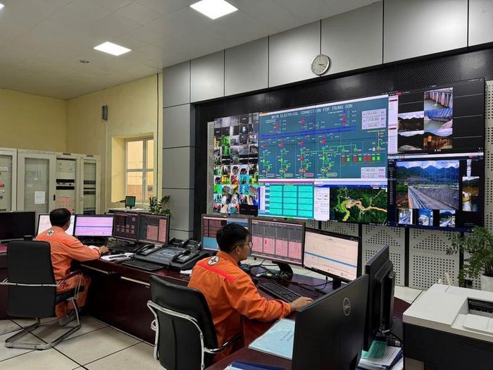 Kíp trực vận hành theo dõi các thông số thiết bị tại Phòng điều khiển trung tâm, bảo đảm các tổ máy vận hành an toàn, tin cậy