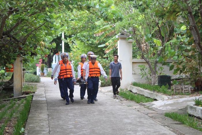Cán bộ, chiến sĩ, quân y đảo Song Tử Tây đưa ngư dân vào bệnh xá đảo. Ảnh: Đoàn Trưởng