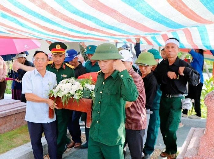 Gia đình và chính quyền địa phương đưa hài cốt liệt sĩ Lê Trọng Châu an táng tại Nghĩa trang Liệt sĩ Núi Nài. Ảnh: Thành Sen