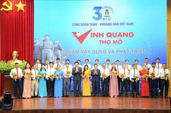 Chương trình "Vinh quang thợ mỏ" tuyên dương 90 cá nhân xuất sắc tiêu biểu của Tập đoàn Công nghiệp Than - Khoáng sản Việt Nam. Ảnh: Công đoàn Than - Khoáng sản Việt Nam.