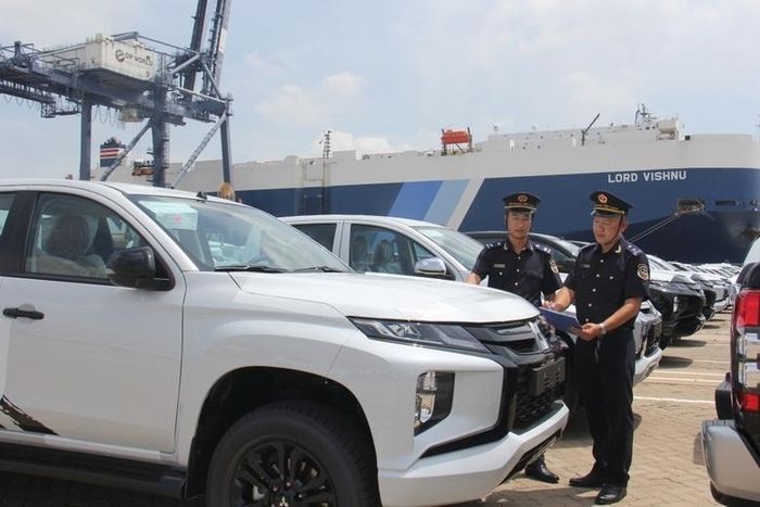Xe ô tô chở người dưới 16 chỗ ngồi là 1 trong các loại hàng hóa nhập khẩu phải làm thủ tục hải quan tại cửa khẩu nhập - Ảnh: Công chức Hải quan cửa khẩu cảng Hiệp Phước kiểm tra xe ô tô nhập khẩu.