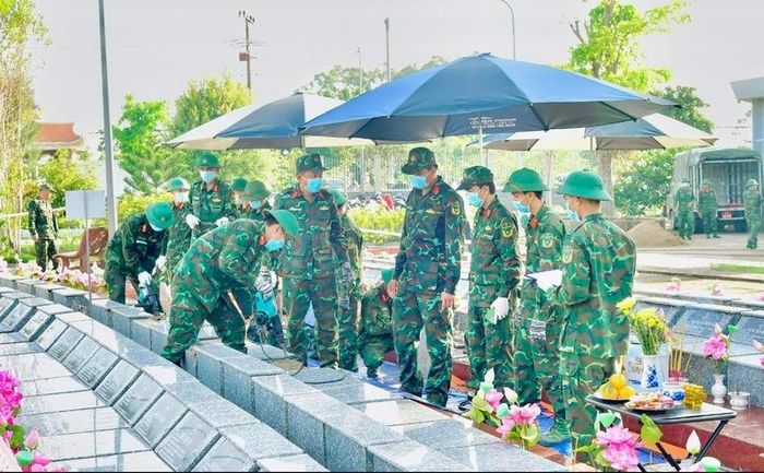 Các lực lượng tiến hành lấy mẫu sinh phẩm tại Nghĩa trang Liệt sĩ xã Châu Thành, tỉnh Đồng Tháp. Ảnh: Hữu Tài.