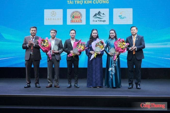 Doanh nhân Nguyễn Thị Hà, Phó Chủ tịch Hiệp hội Doanh nghiệp tỉnh Lâm Đồng (thứ 2 từ phải qua). Ảnh: Lê Sơn