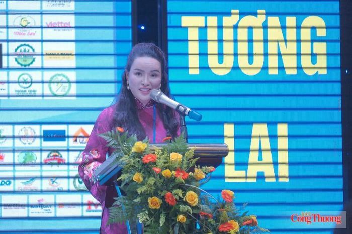 Bà Nguyễn Thị Hà, Phó Chủ tịch Hiệp hội Doanh nghiệp tỉnh Lâm Đồng trình bày tham luận tại đại hội. Ảnh: Lê Sơn