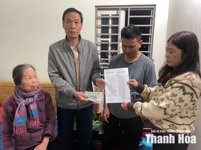 Ông Lê Văn Thành, Bí thư chi bộ thôn Duyên Thượng 2 trao hỗ trợ kinh phí vận động cho gia đình đặc biệt khó khăn trong xã.