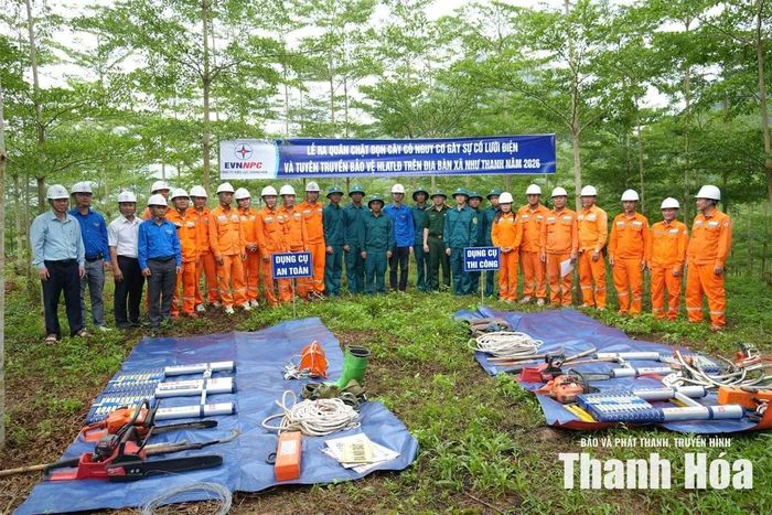 Các đơn vị trực thuộc Công ty Điện lực Thanh Hóa đồng loạt tổ chức ra quân giải phóng hành lang an toàn lưới điện năm 2026.