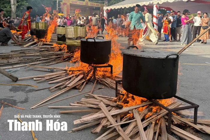 Các tổ dân phố luộc bánh chưng.