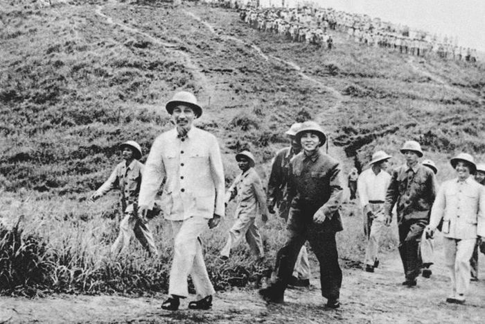 Chủ tịch Hồ Chí Minh thăm bộ đội diễn tập (1957).