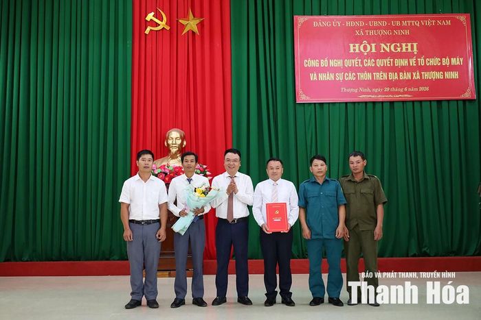 Lãnh đạo xã trao quyết định chỉ định chi ủy, chức danh bí thư, phó bí thư chi bộ các thôn sau sắp xếp.