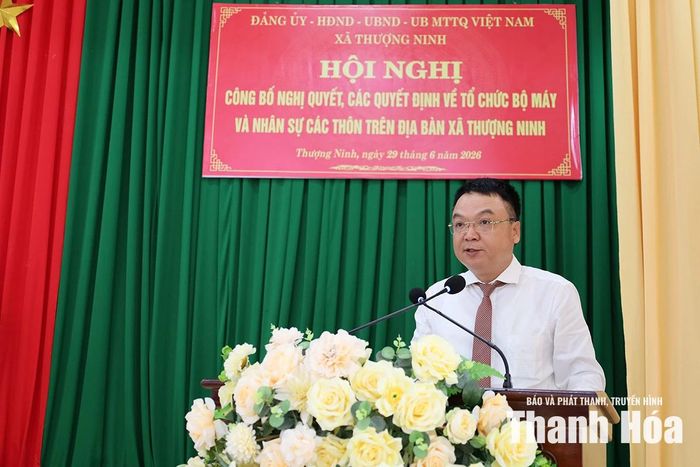 Bí thư Đảng ủy, Chủ tịch HĐND xã Lê Bá Hùng phát biểu tại hội nghị.