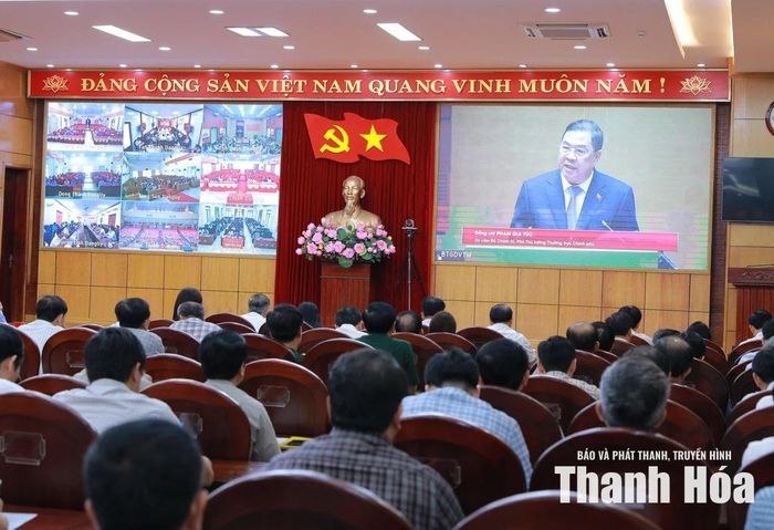 Phó Thủ tướng Thường trực Chính phủ Phạm Gia Túc trình bày Nghị quyết.