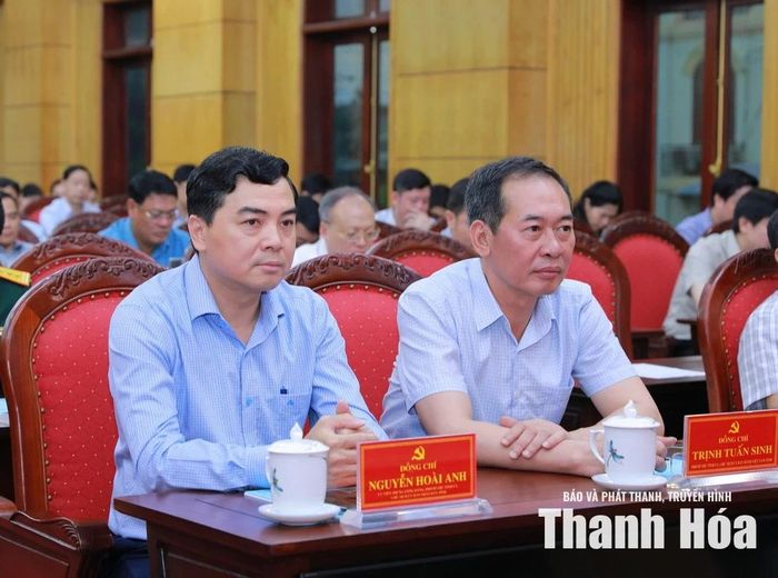 Chủ tịch UBND tỉnh Nguyễn Hoài Anh và Phó Bí thư Tỉnh ủy Trịnh Tuấn Sinh dự tại điểm cầu Tỉnh ủy Thanh Hóa.
