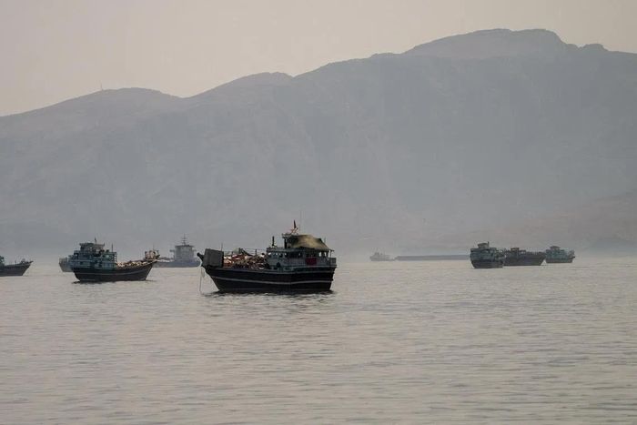 Oman và Iran là hai quốc gia có đường bờ biển tiếp giáp eo biển Hormuz, đồng thời kế thừa các thỏa thuận song phương cũng như các cơ chế hợp tác quốc tế hiện có. Ảnh: Reuters.