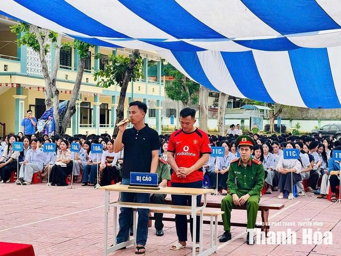 Các tình huống trong phiên tòa giả định được xây dựng từ những vụ việc có thật, giúp học sinh hình dung rõ hậu quả pháp lý của hành vi vi phạm.