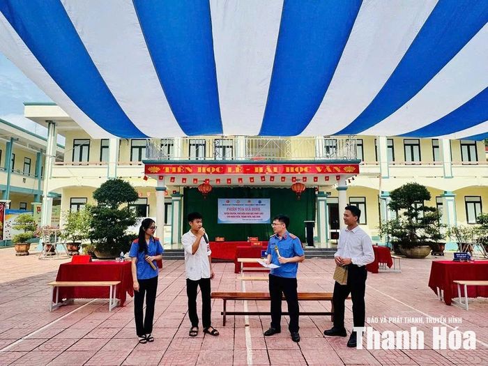 Sau phiên tòa, học sinh trao đổi trực tiếp với đại diện tòa án, viện kiểm sát về những quy định pháp luật gắn với đời sống và lứa tuổi học đường.