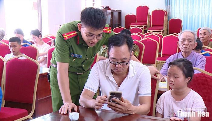Lực lượng Công an hướng dẫn người dân sử dụng tài khoản an sinh xã hội.