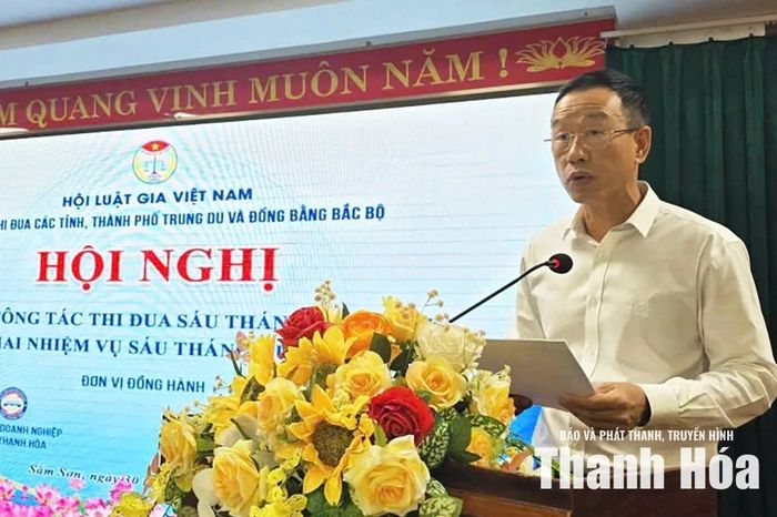 Phó Chủ tịch UBND tỉnh Lê Quang Hùng phát biểu tại hội nghị.