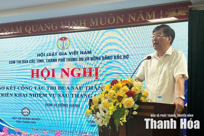 Phó Chủ tịch Thường trực Hội Luật gia Việt Nam Trần Công Phàn phát biểu chỉ đạo tại hội nghị.