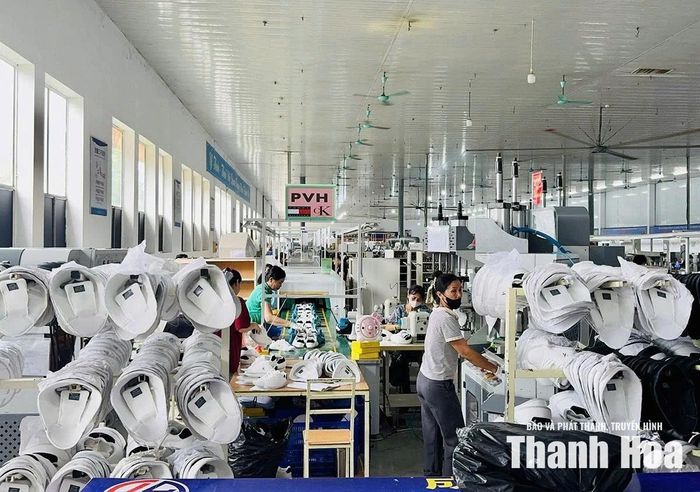 Công nhân Công ty TNHH Giầy Hiệp Thăng 1 trong ca sản xuất.