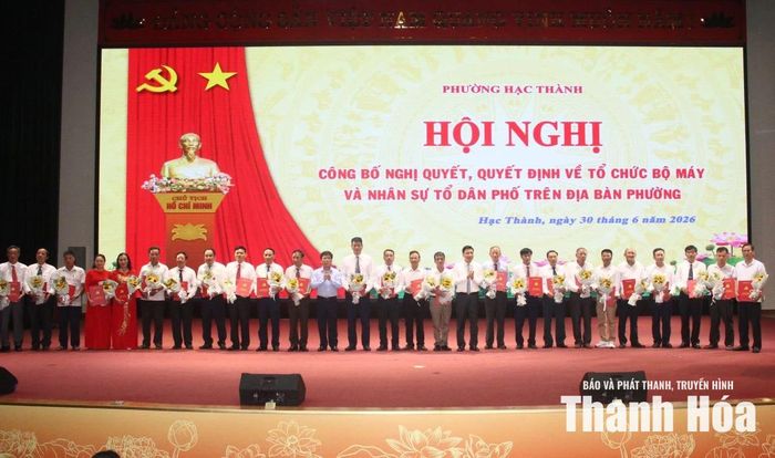Các đồng chí lãnh đạo Đảng ủy phường Hạc Thành trao quyết định cho các đồng chí được chỉ định giữ các chức danh sau sắp xếp.