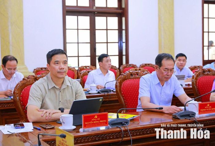 Phó Bí thư Thường trực Tỉnh ủy Nguyễn Hồng Phong và Phó Bí thư Tỉnh ủy Trịnh Tuấn Sinh dự hội nghị.