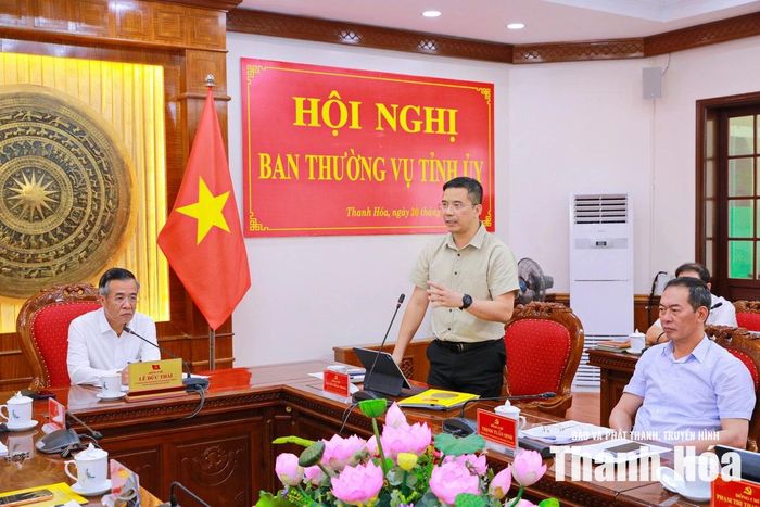 Phó Bí thư Thường trực Tỉnh ủy Nguyễn Hồng Phong phát biểu tại hội nghị.