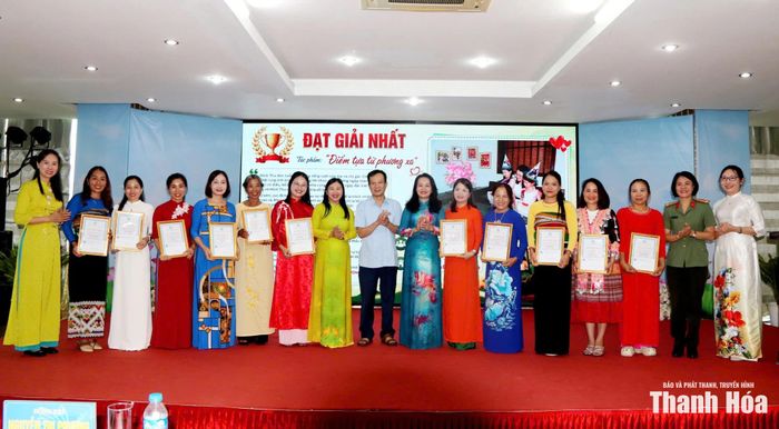 Đại biểu chụp ảnh lưu niệm cùng các tác giả đoạt giải.