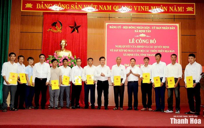Các đồng chí lãnh đạo xã trao quyết định nhân sự phó bí thư chi bộ, trưởng thôn sau sắp xếp.