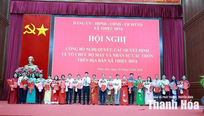 Lãnh đạo xã Thiệu Hóa trao quyết định cho các đồng chí Trưởng Ban Công tác Mặt trận thôn.