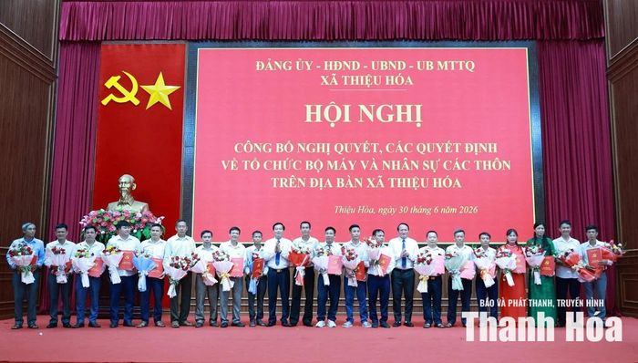 Lãnh đạo xã Thiệu Hóa trao quyết định cho các đồng chí trưởng thôn tại hội nghị.