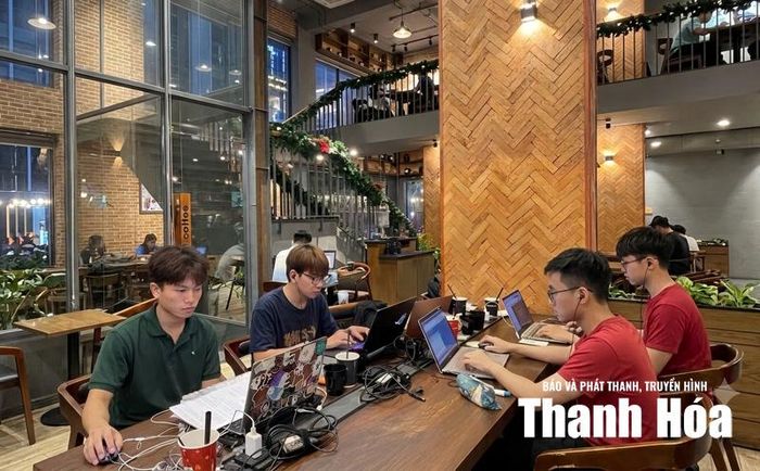Ngoài giờ làm việc, nhiều bạn trẻ lựa chọn quán cà phê làm không gian học tập, làm việc, phát triển các dự án cá nhân.