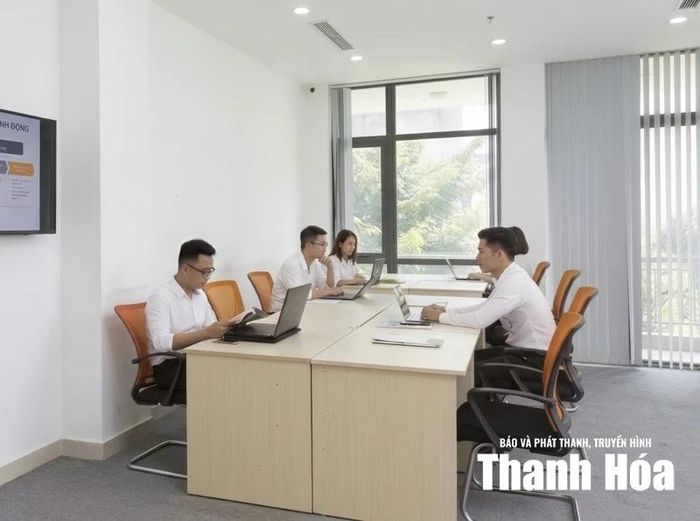 Áp lực nâng cao năng suất và không ngừng cập nhật kỹ năng mới đang trở thành động lực cũng như thách thức đối với nhiều lao động trẻ.