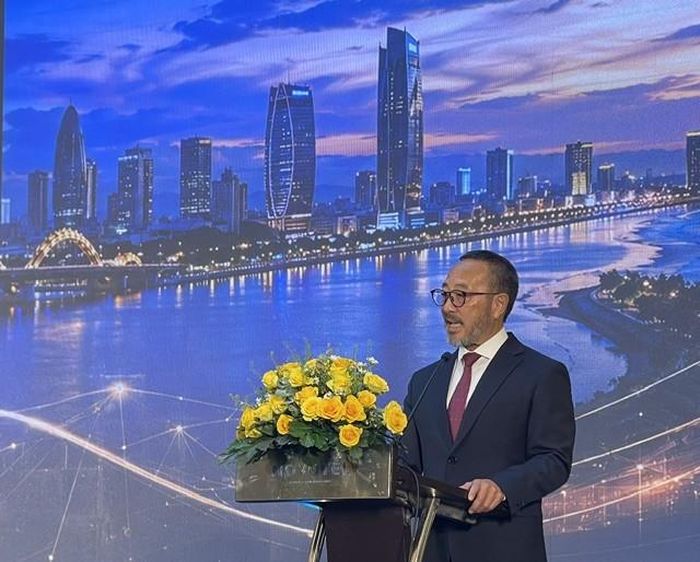 Ông Kevin Bruce Iwanaga, Trưởng ban Chiến lược và Tổng hợp - Cơ quan điều hành VIFC-DN, chia sẻ tại hội thảo. Ảnh Ngô Anh Văn