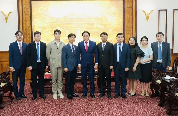 Lãnh đạo thành phố Huế chụp ảnh lưu niệm cùng với đoàn công tác Tập đoàn KX