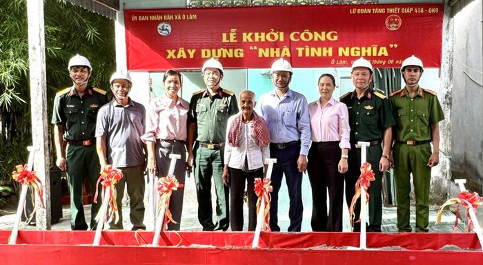 Đại biểu thực hiện nghi thức khởi công.