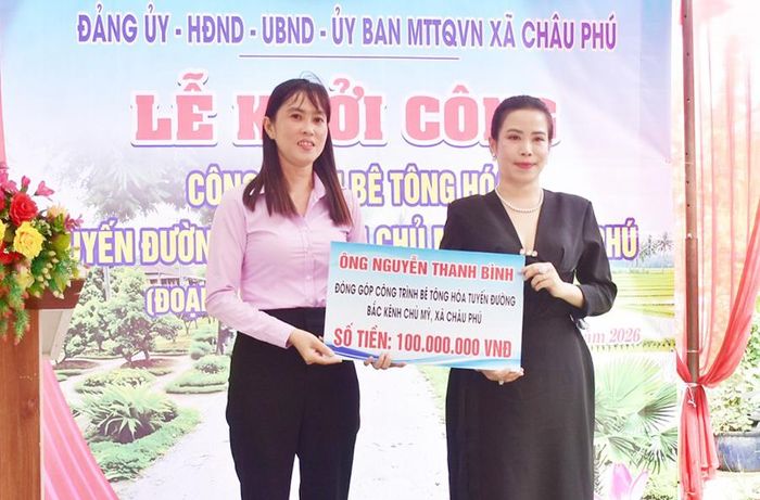 Chính quyền địa phương tiếp nhận nguồn lực hỗ trợ từ nhà hảo tâm.