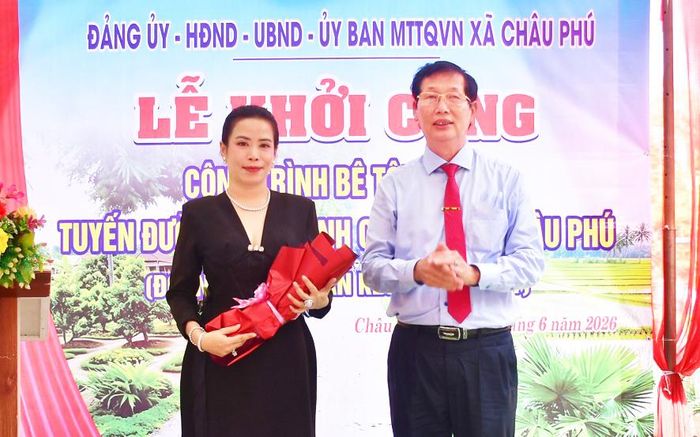 Phó Chủ tịch UBND tỉnh An Giang Lê Văn Phước tặng hoa tri ân nhà hảo tâm đóng góp xây dựng công trình.