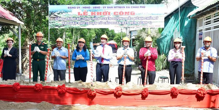 Đại biểu thực hiện nghi thức khởi công công trình bê tông hóa tuyến Bắc Chủ Mỹ.