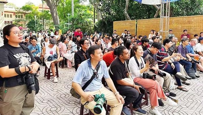 Khán giả xem hát bội tại Bảo tàng Lịch sử thành phố.