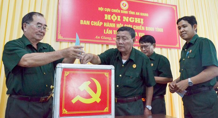 Đại biểu bỏ phiếu bầu bổ sung ủy viên Ban Chấp hành, ủy viên Ban Thường vụ Hội Cựu chiến binh tỉnh An Giang khóa VIII, nhiệm kỳ 2025 - 2030.
