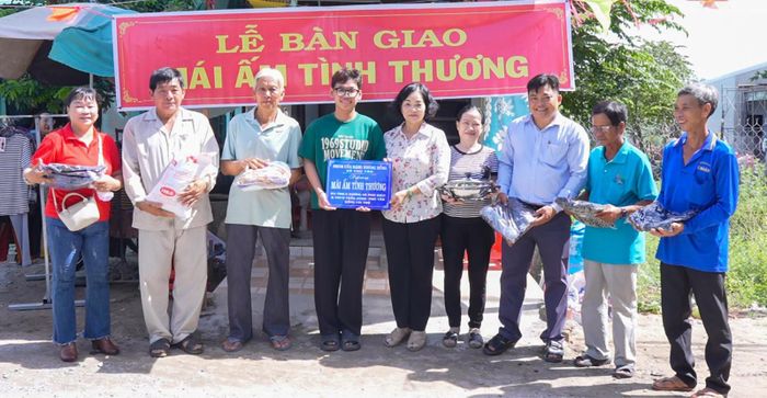 Bàn giao nhà cho em Nguyễn Hữu Phúc.