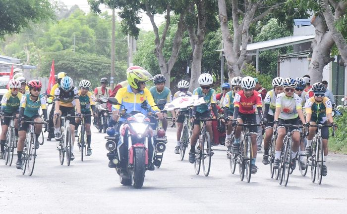 Các vận động viên thi đấu nội dung tính điểm cá nhân nữ 18km.