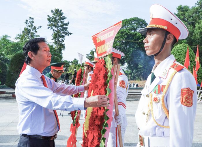 Phó Chủ tịch UBND tỉnh, Trưởng Ban Chỉ đạo 515 tỉnh An Giang Lê Văn Phước chỉnh vòng hoa trước khi dâng lên các anh hùng, liệt sĩ.
