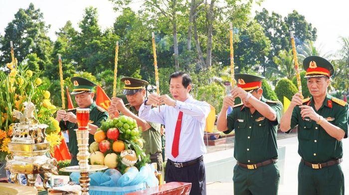 Phó Chủ tịch UBND tỉnh, Trưởng Ban Chỉ đạo 515 tỉnh An Giang Lê Văn Phước cùng các đại biểu dâng hương.