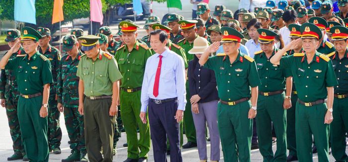 Các đại biểu mặc niệm tưởng nhớ các anh hùng, liệt sĩ.