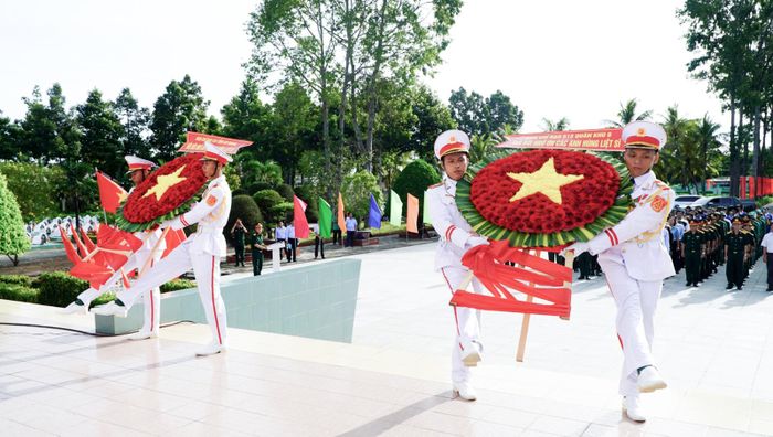 Dâng hoa tại Nghĩa trang Liệt sĩ Châu Phú.