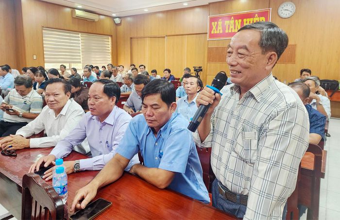 Cử tri xã Tân Hiệp kiến nghị ngành chức năng quan tâm hỗ trợ chế độ bảo hiểm y tế đối với tổ trưởng, tổ phó tổ nhân dân tự quản tại các ấp.