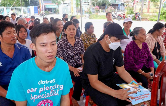 Hơn 200 người lao động xã Ba Chúc tham dự Ngày hội việc làm.